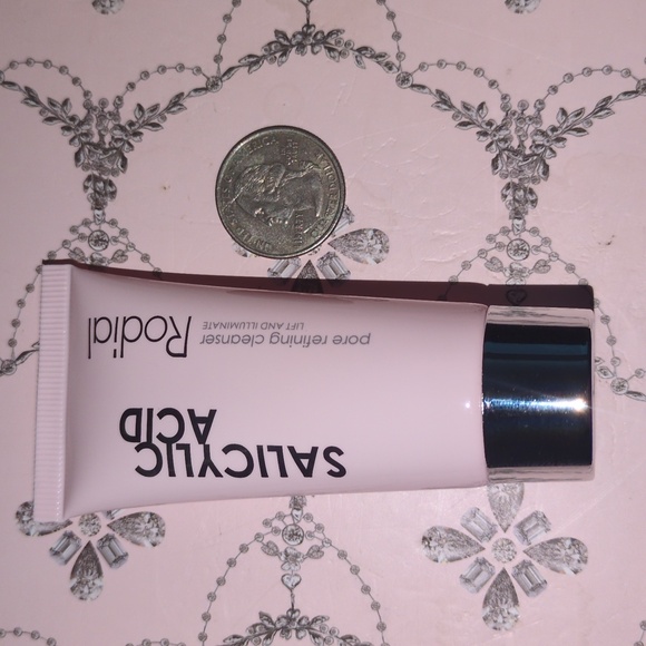 Rodial Salicylic Acid Pore Refining Cleanser - Picture 2 of 6